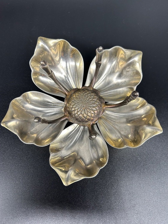Image 1 of decorative flower with movable petals