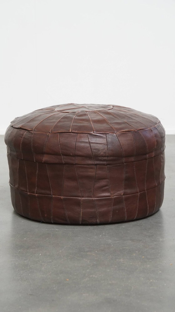 Image 1 of Pouf vintage in pelle di vacchetta marrone con design patchwork degli anni '70