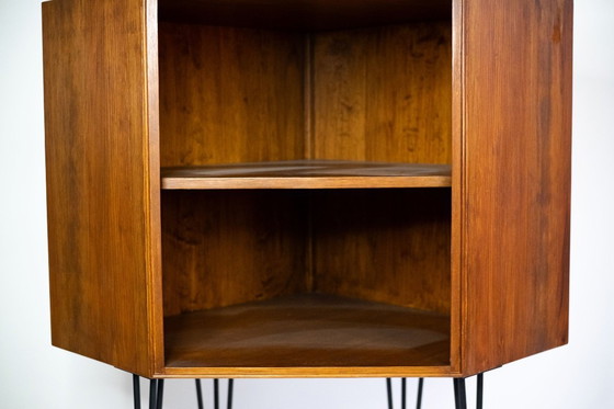 Image 1 of Hoekkast uit het midden van de vorige eeuw met haarspeldpoten