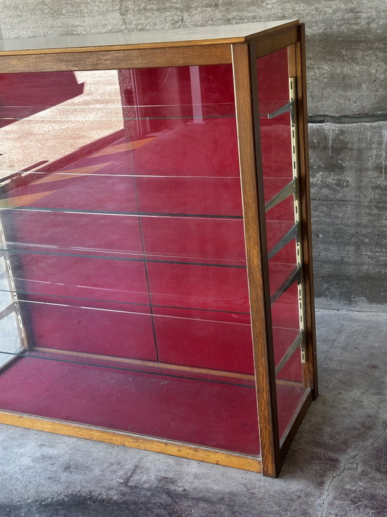 Gran escaparate de una tienda de antigüedades, década de 1930. – Vitrine ancienne années 1930, Vitrinas, Wood (photo 3 of 15)