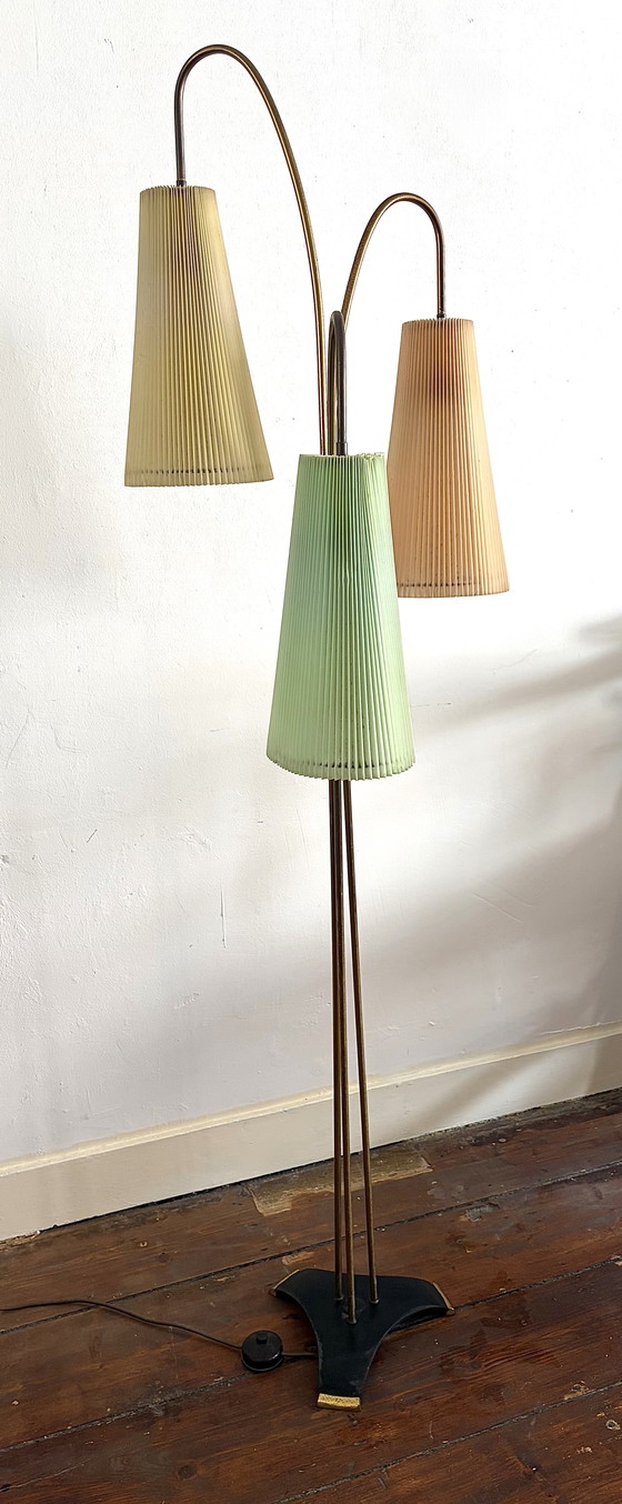 Image 1 of Stehlampe aus den 1950er Jahren, Messing, mit 3 pastellfarbenen Plissee-Schirmen