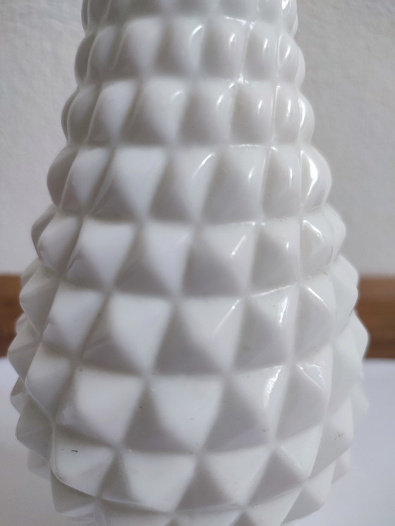 Image 1 of Seventies Retro Witte opaline wit glas glazen vaas diamant patroon 