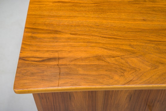 Image 1 of Freistehender Schreibtisch in Nussbaum, 1960er Jahre