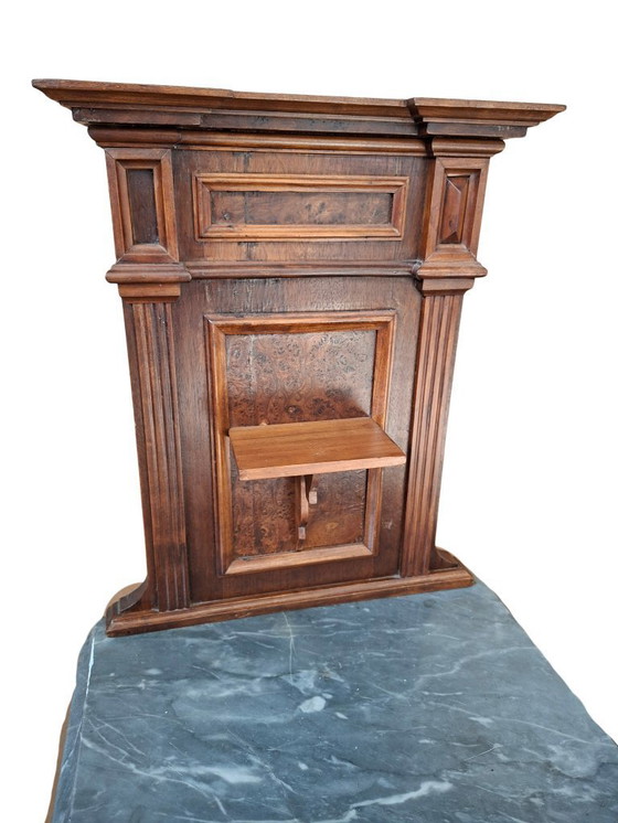 Image 1 of Een paar "Temple"-nachtkastjes uit het einde van de 19e eeuw.