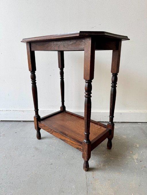 Mesa auxiliar antigua de madera con 2 niveles