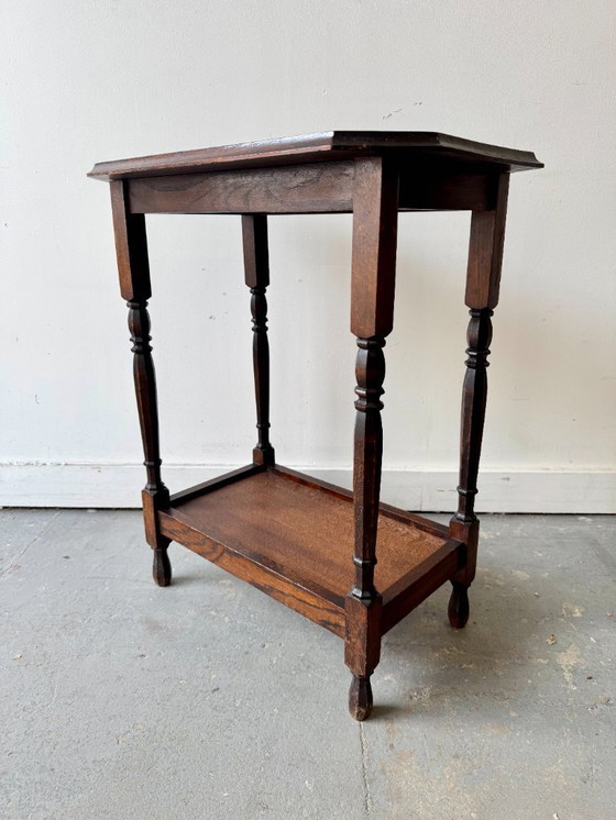 Image 1 of Mesa auxiliar antigua de madera con 2 niveles