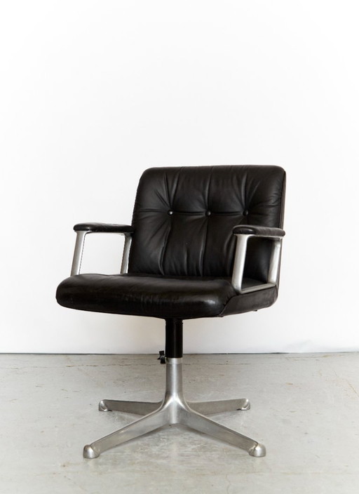 Osvaldo Borsani Swivel Chair P125 for Tecno Milano