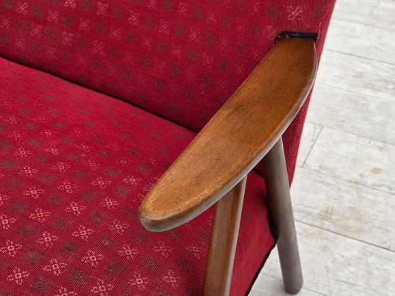Image 1 of Divano danese a 2 posti, anni '60, rivestimento in tessuto rosso, gambe e braccioli in legno di faggio.