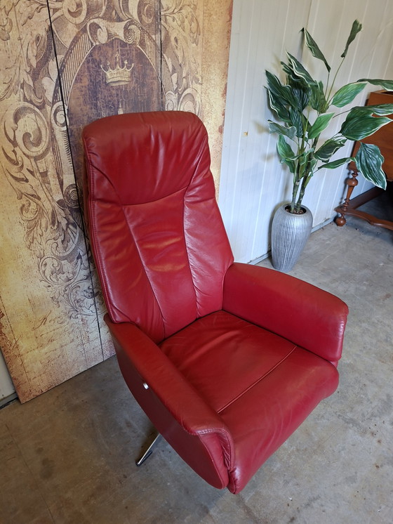 Image 1 of Fauteuil relex en cuir rouge