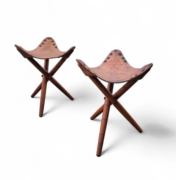 2 x Bijpassende Vintage Bewerkt Lederen Driepoot Stoel / Campingstoel – Klapstoelen (photo 15 of 17)