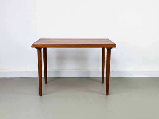 Petite table de bureau ou de salle à manger en teck par Niels Bach, 1960S