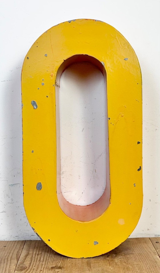 Image 1 of Grande lettera O in ferro giallo vintage per facciata, anni '60