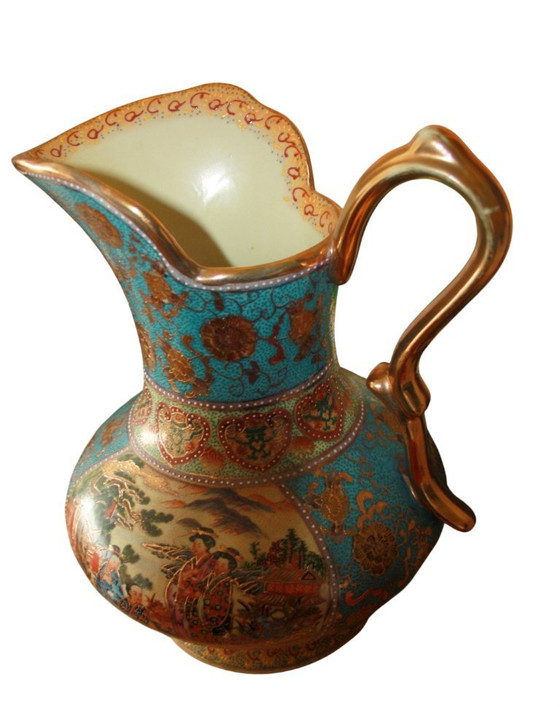 Image 1 of Vaso Satsuma in stile asiatico, dipinto a mano con decorazioni dorate.