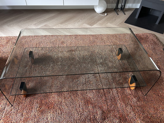 Image 1 of Design Couchtisch - gebogenes Glas mit beweglichem Glasfuß