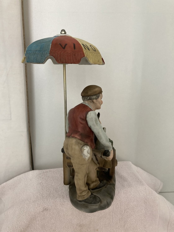Image 1 of Vintage porseleinen beeldje uit de jaren 70/80 van een wijnverkoper.