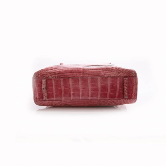 Image 1 of Borsa a tracolla Prada in pelle di coccodrillo rosa con dettagli in metallo argentato.