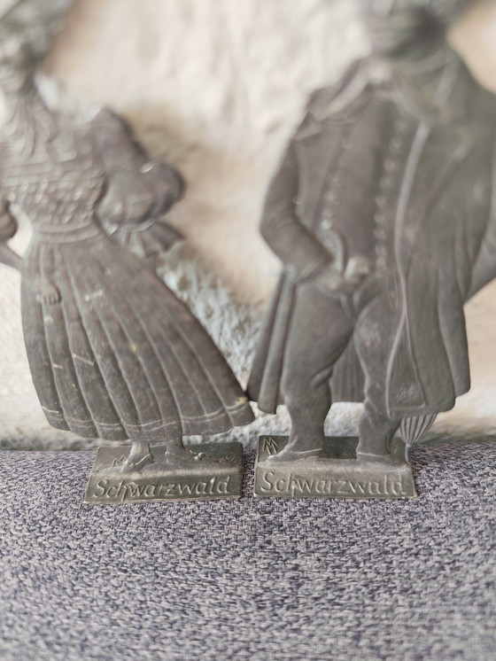 Image 1 of Platte metalen beeldjes uit het Zwarte Woud – vintage – handgemaakt – zeldzaam – ca. 12 cm