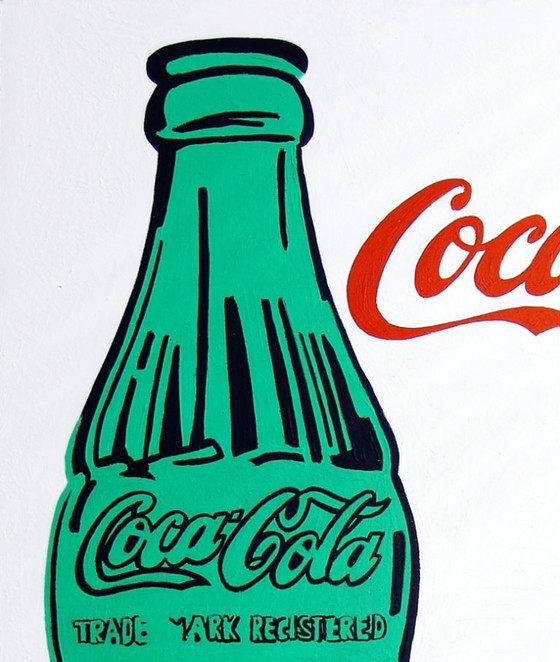 Image 1 of Bouteille de Coca-Cola - Tableau d'un homme regardant une peinture d'Andy Warhol