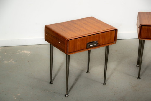 Comodini italiani in teak con dettagli in ottone. Circa 1970.
