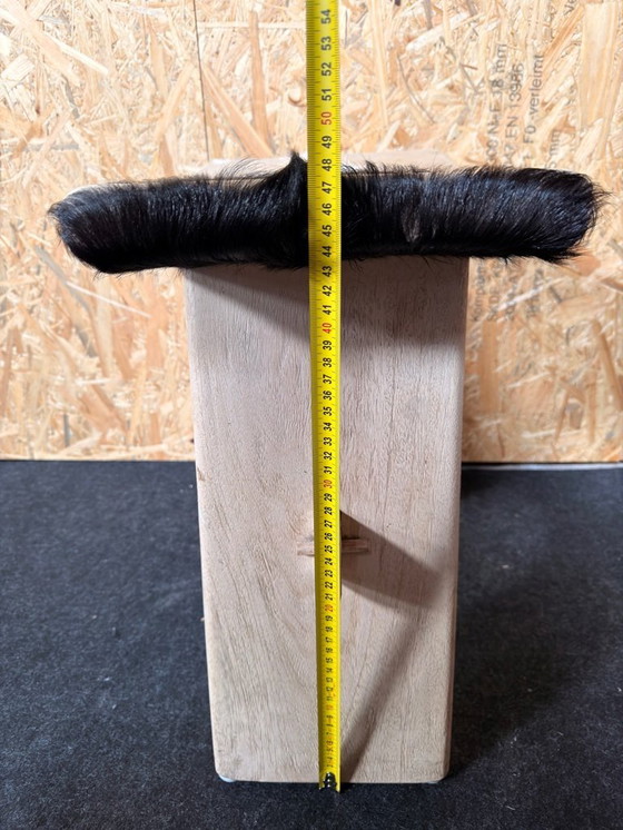 Image 1 of Taburete tapizado en piel de vaca.