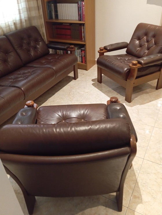 Mid-Century Brown Leather Living Room Suite | 3-Seater Sofa & 2 Armchairs – 3-5 seaters, Wood (photo 2 of 5)
