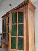 Antiker Schrank mit grünen Glasfenstern