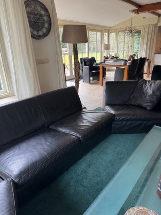 Image 1 of 4-seater black thick leather sofa, divisible with side table