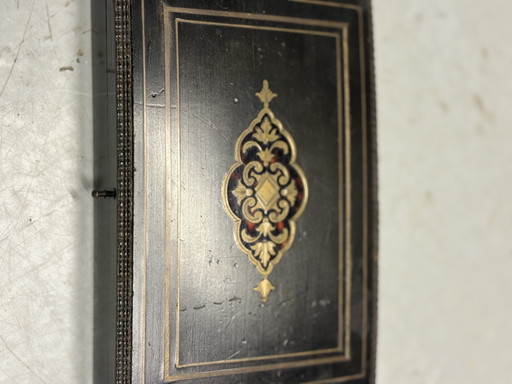 Petites boîtes contenant des jetons de jeu anciens chinois en nacre du XIXe siècle. Les jetons présentent des (photo 2 of 7)