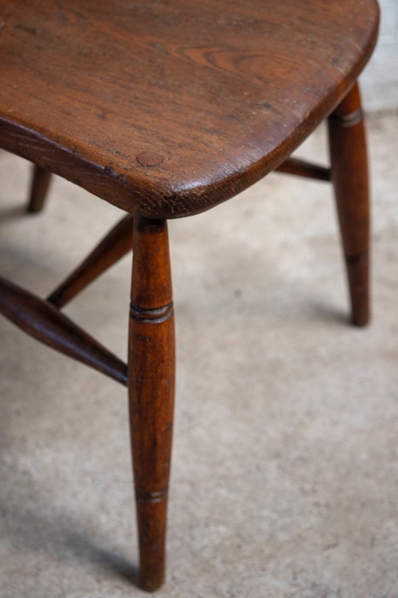 Image 1 of Vroege Charles Gibbons Windsor-stoel van iephout, 1889, High Wycombe