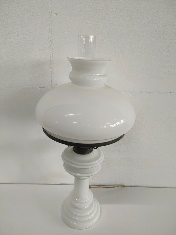 Lampe à huile antique vintage en verre opale (convertie) grande, Métal, Blanc, Klassiek (photo 2 sur 13)