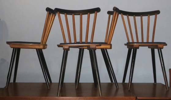 Set van 4 eetkamerstoelen in mid-century stijl met uitlopende poten en marineblauwe zittingen. – Textile (photo 7 of 11)