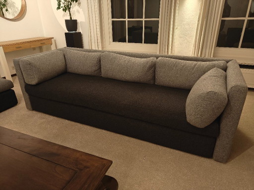 Zona de estar con sofá otomano y sillón Hay Hackey – banken, Textile