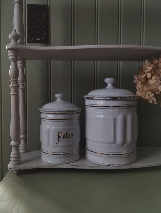 Image 1 of Antieke dozen gemaakt van wit geëmailleerd plaatmetaal met gegroefde randen en gouden versiering.