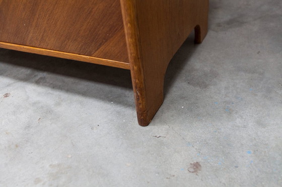 Image 1 of Armoire 1950 Mid-Century-Modern chêne en frisage 2 portes, 2 tiroirs, 4 étagères, 30cm de penderie et miroir 54x18cm