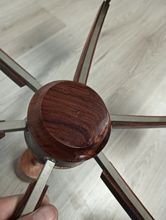 Image 1 of Lampe des années 1960, en teck et avec 6 magnifiques abat-jour en verre.