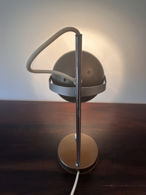 Image 1 of Lampada da scrivania a forma di bulbo oculare dell'era spaziale