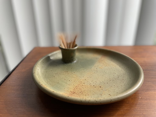 Plato de tapas con recipiente de cerámica para palillos de cóctel