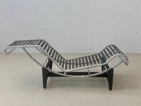 Cassina LC4 Chaises longues en Peau de Poney – Le Corbusier, Pierre Jeanneret & Charlotte Perriand – Metal (photo 8 of 26)