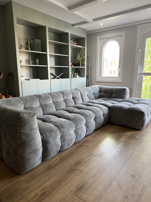 Sofá gris con decoración de Tokio