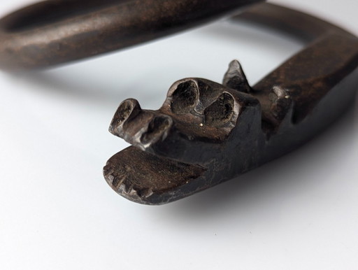 Candelabro a forma di drago in ferro battuto, nello stile di Samuel Yellin, XX secolo.