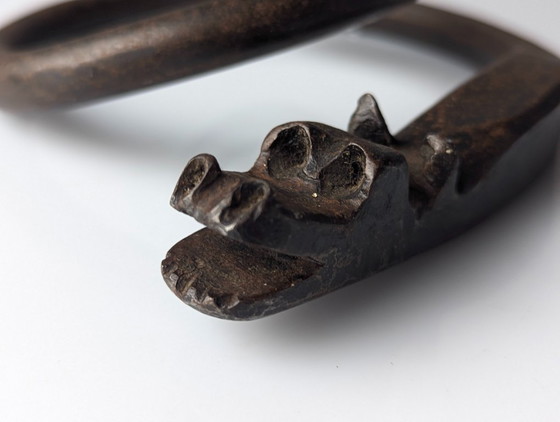 Image 1 of Candelabro a forma di drago in ferro battuto, nello stile di Samuel Yellin, XX secolo.