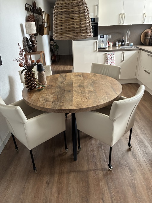 Round dining table with spider leg