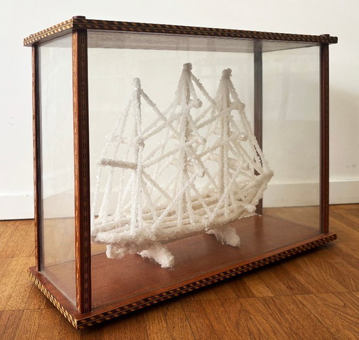 Vetrina vintage con scultura di sale a forma di nave – decoratieve objecten, Glass, Wood