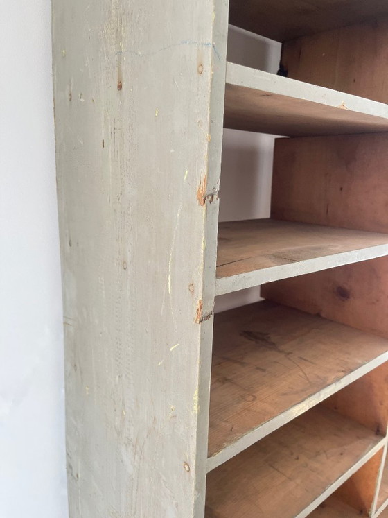 Image 1 of Großer antiker Werkstattschrank mit patinierten Holzfächern, 20. Jahrhundert.
