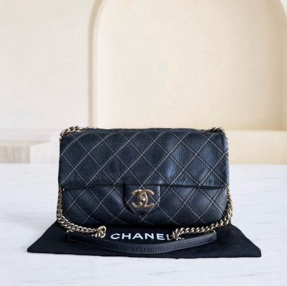 Image 1 of Chanel Seasonal Flap - Iriserende stiksels, gewatteerd leer, donkerblauw, goudkleurige hardware, serie 19