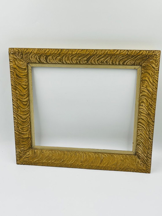 Image 1 of Vintage, gesneden houten lijst met een gouden afwerking.