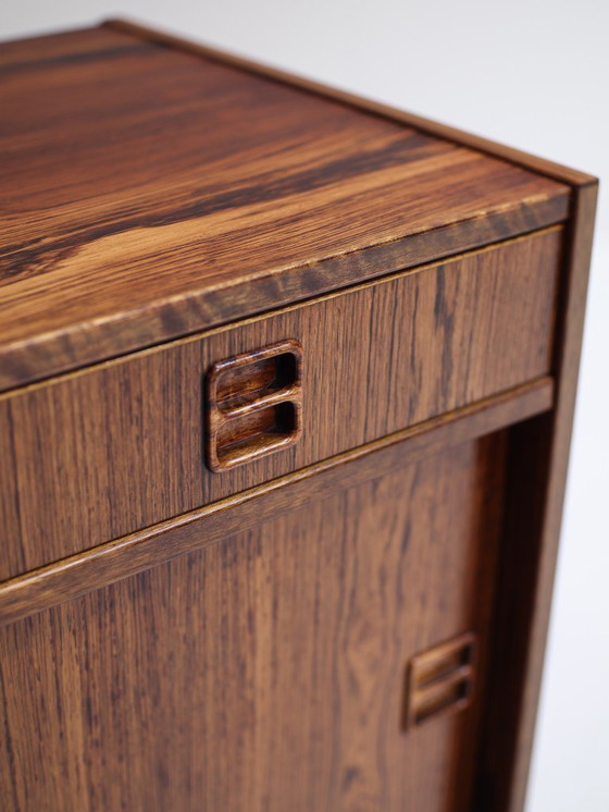 Image 1 of Mobiletto vintage danese in palissandro con ante scorrevoli e cassetto