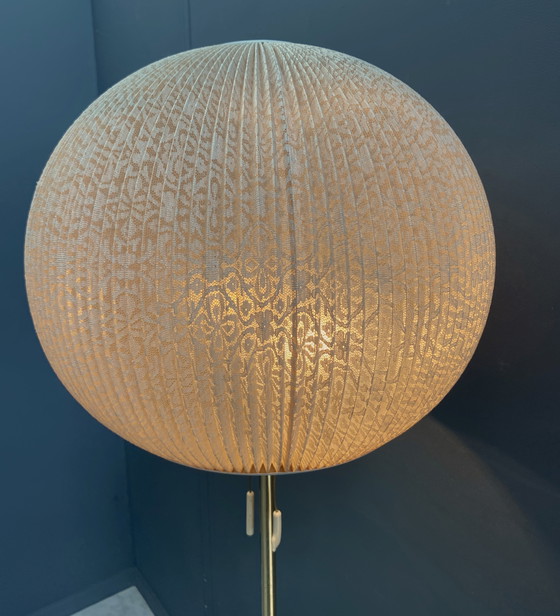 Image 1 of 1960er Stehlampe mit kugelförmigem Schirm