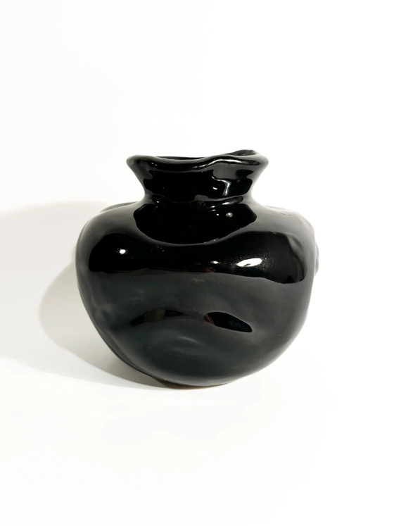 Vaso in ceramica nero dipinto italiano anni '80, forma ammaccata – Vasi, Italian Design (photo 2 of 6)