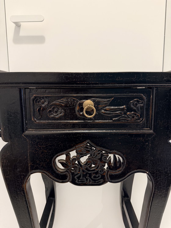 Image 1 of Consolle orientale vintage in legno nero con cassetto.